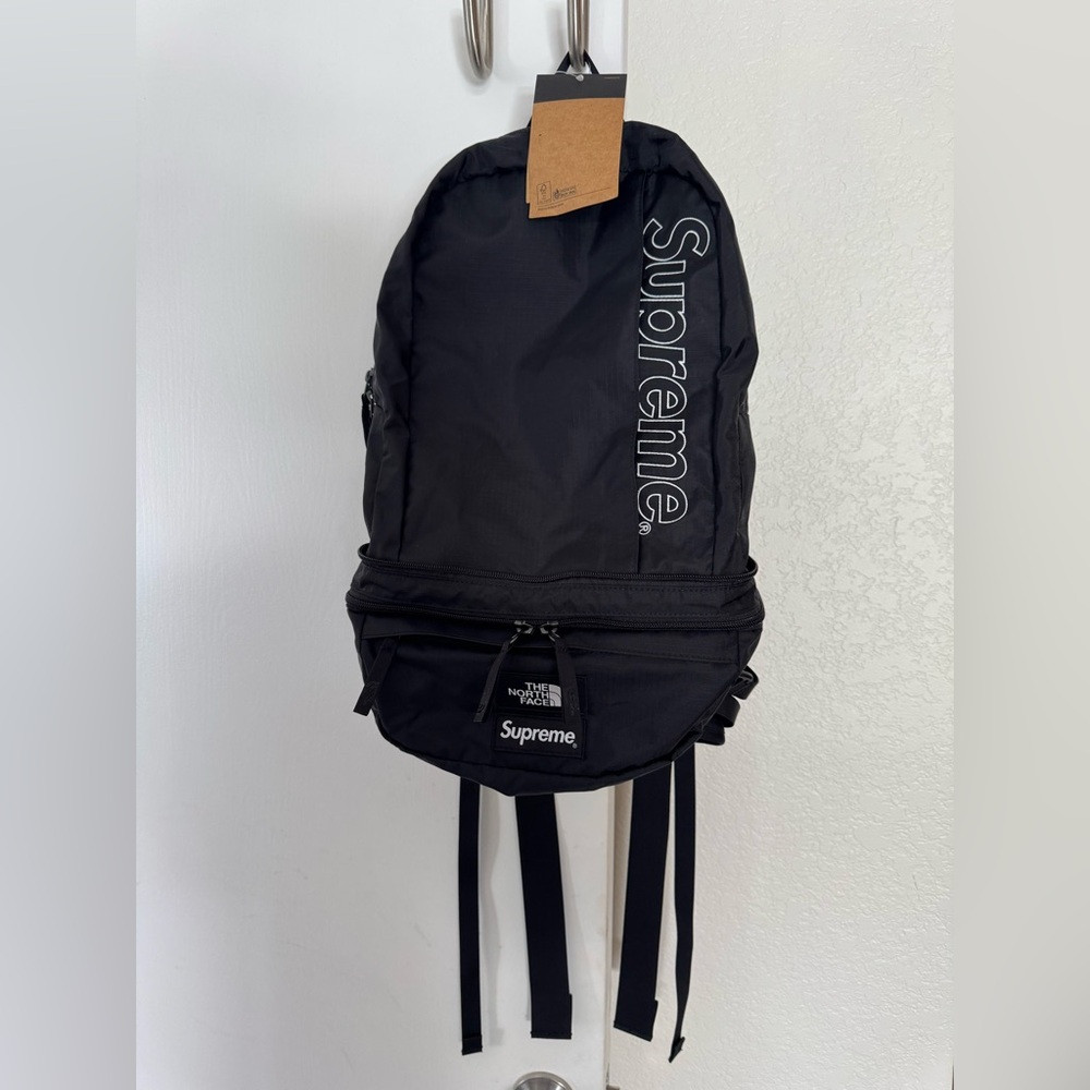 North Face x Supreme
Trekking Convertible Backpack And Waist Bag NEW TAGS